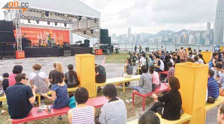 過江龍踏舞台<BR>音樂節中最大型的「方形舞台」，只有外國樂手或樂隊能踏足。