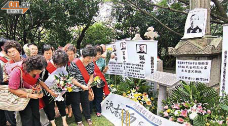 一批市民及楊衢雲的後人，昨到楊的墓地拜祭。	（胡耀威攝）