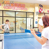 一號乒乓球室設於體育館下層，只有一把風扇降溫，使用者汗流浹背。