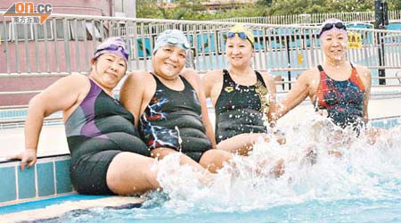 游泳池令四名師奶結緣，師奶兵團在泳池玩得不亦樂乎。	（蘇文傑攝）