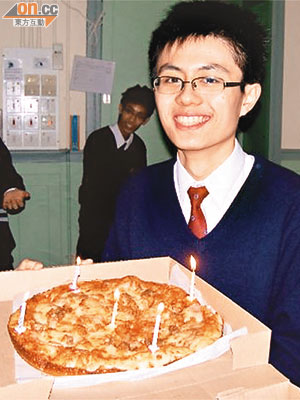 同學為麥朗慶祝生日。