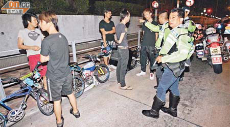 警員接報截獲六個踩單車青年，及將單車扣查。	（張曉楠攝）