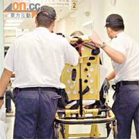 救護員用膠袋載着青竹蛇到醫院。