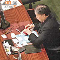施政報告「催眠」，立法會議員霍震霆索性將卡片排開來整理。 （伍鎮業攝）