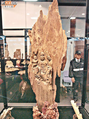 「棋楠木雕童子拜觀音」是重點展品之一，珍貴之處是現今很難找到體積大、雕刻細緻嘅棋楠雕像。