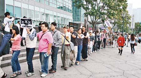 台北民眾湧進一個商場內示威。（互聯網）