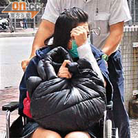 其中一名女子左手及右腳被灼傷，坐輪椅送院。