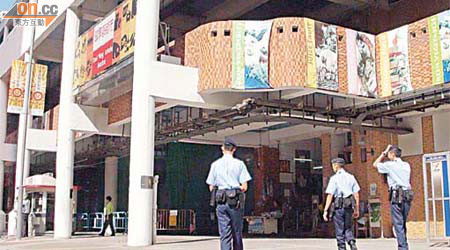 翠屏邨發生連環非禮案後，警方昨加派人手巡邏。	（黃智康攝）
