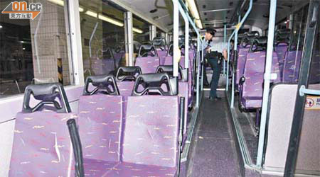 巴士下層多張座椅被人<img src='/font/fa63_5nbk.gif' border='0'/>毀。	（馮戈攝）