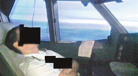國泰機師在駕駛艙內睡覺被人拍下，惹起機師過勞的疑慮。（Red Door News,Hong Kong提供）