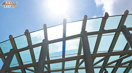 東涌泳池採用蜆殼形設計，從側面引入天然光。