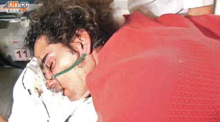 以色列青年被制服後趴於床上送院治療。（李國健攝）