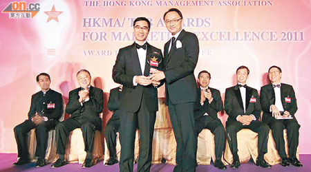 余耀雄（右）從香港管理專業協會理事會及執行委員會會員利子厚接過獎項。