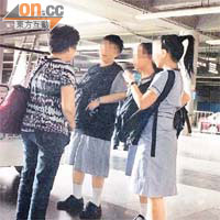 有女學生在羅湖交貨給「蛇頭」後，「蛇頭」即時取出其他貨物予學生帶返香港。