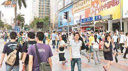 深圳華強北路以出售電子產品聞名，不少商店已有「山寨iPhone4S」出售。