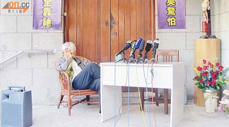 陳日君昨在慈幼會修院門外見傳媒前，用手托頭休息片刻。