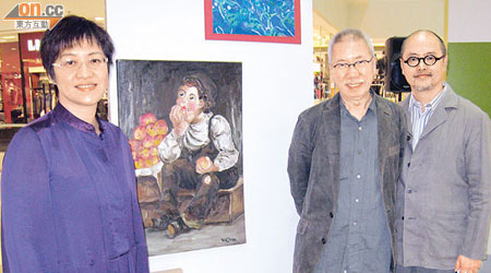 李玉芳（左）力邀靳埭強（中）及陳育強（右）齊齊發掘大畫家，三人與中學生嘅繪畫作品合影。（余素月攝）