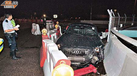 肇事私家車撞毀水馬。	（楊偉嶽攝）