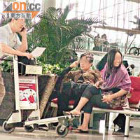 「唱錢黨」每日駐守於機場離境大堂，等候返回印尼的同鄉換錢。
