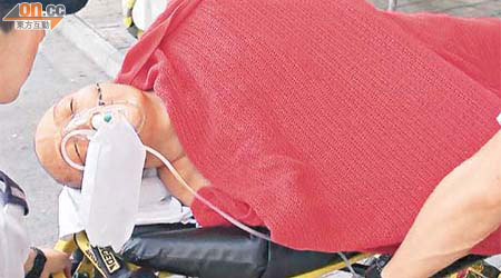 其中一名跑手送院時昏迷，需戴氧氣罩協助呼吸。	（翁火攝）