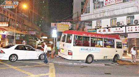 私家車與小巴相撞，警方在場調查。	（楊日權攝）