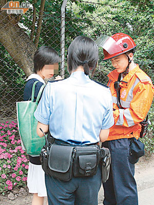 女學生向女警及消防員提供資料。（陳展鴻攝）
