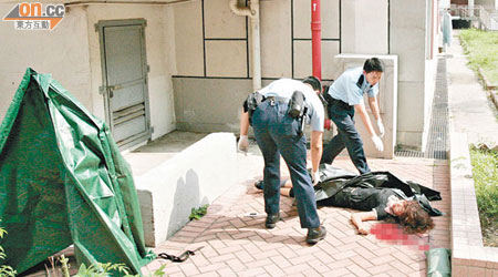 警員在女子跳樓現場調查。