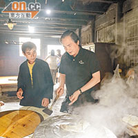 葉澍堃（右）帶同香港臘腸去探訪農戶，仲走入人哋廚房參觀。