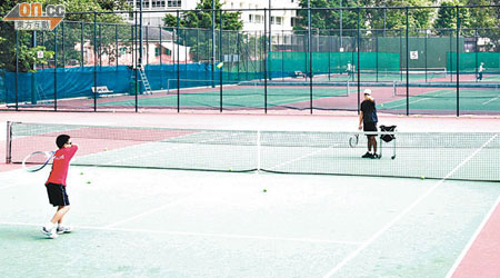 銅鑼灣運動場內網球場屬「熱門場地」，幾乎每日下午和夜晚的場次均被預訂。