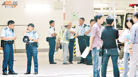 警員在新政府總部大樓調查偷銅管案件。（林少兒攝）