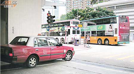 駕駛人士駛離海麗邨停車場時，經常受停泊的巴士阻擋視線。