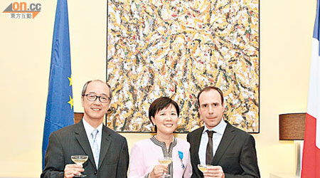 科大校長陳繁昌（左）及栢雅諾（右）祝賀葉玉如（中）獲頒法國「國家榮譽騎士勳章」。