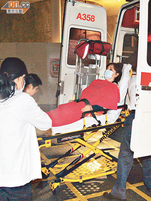 葉靖曾報稱遭佳浩士毆打而被送入院。