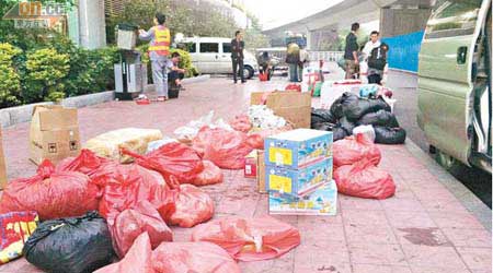 來歷不明內地菜運港<br>在深圳羅湖口岸附近，地上堆放大批來歷不明的蔬菜。