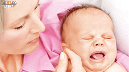 研究指嬰兒在母親懷中睡覺，會倍感安心。（資料圖片）