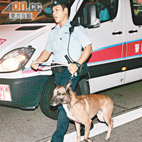 警員帶同警犬到場控制場面。