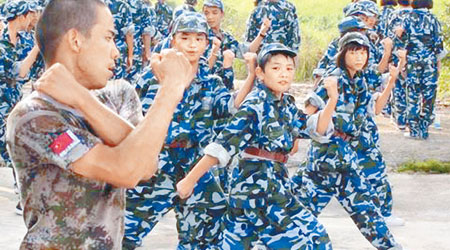 東方明珠學校不時為學生舉辦軍事訓練，增強學生體質。（互聯網圖片）