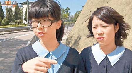 姓何（左）及姓任中五女生表示，校方呼籲女同學結伴同行或盡量搭小巴。