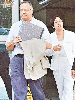 中大副教授韋一空（左）與妻陳倩雯昨洗脫盜竊罪。（梁耀榮攝）