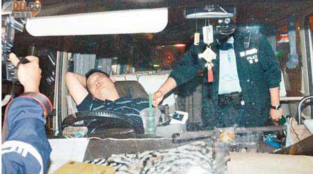 醉酒司機躺於司機位上，呼呼大睡。（王偉安攝）