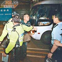 醉駕被捕司機向警員破口大罵。
