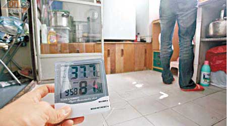 廚房地板溫度經量度後接近攝氏三十八度，有如置身焗爐。