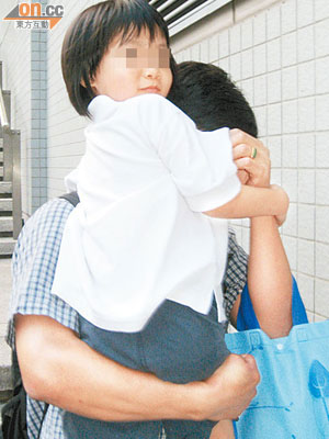 被告男友陳偉明昨離開法庭時以女兒遮擋面容迴避鏡頭。