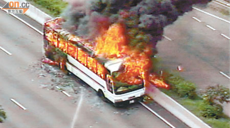 旅遊巴士在行駛中着火，全車陷入火海。（有線畫面）