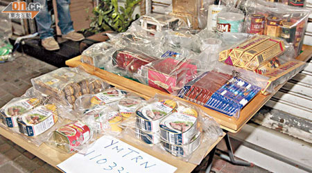 警方在食品店起出朱古力、罐頭、紅酒及化妝品等贓物。