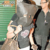 涉接贓的菲籍女子被蒙頭帶署。