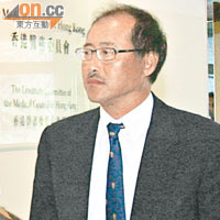 司徒耀桂醫生承認，低估病人直腸癌的大小。（盧志燊攝）