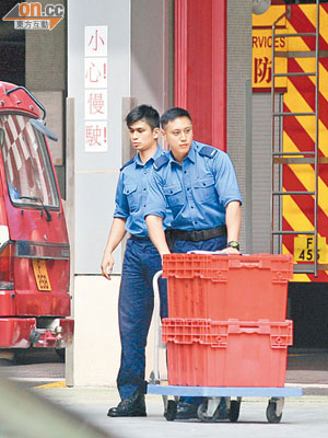 按消防處常務訓令，消防人員必須穿着制服執法。