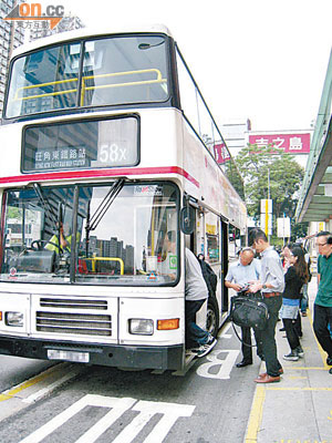 行走屯門至旺角的九巴58X線乘客眾多，繁忙時間更經常滿座。