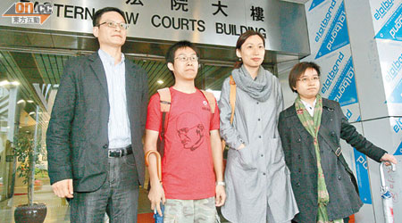 四名被告（左起）陶君行、黃浩銘、葉寶琳及葉浩意昨出庭應訊。（陸智豪攝）